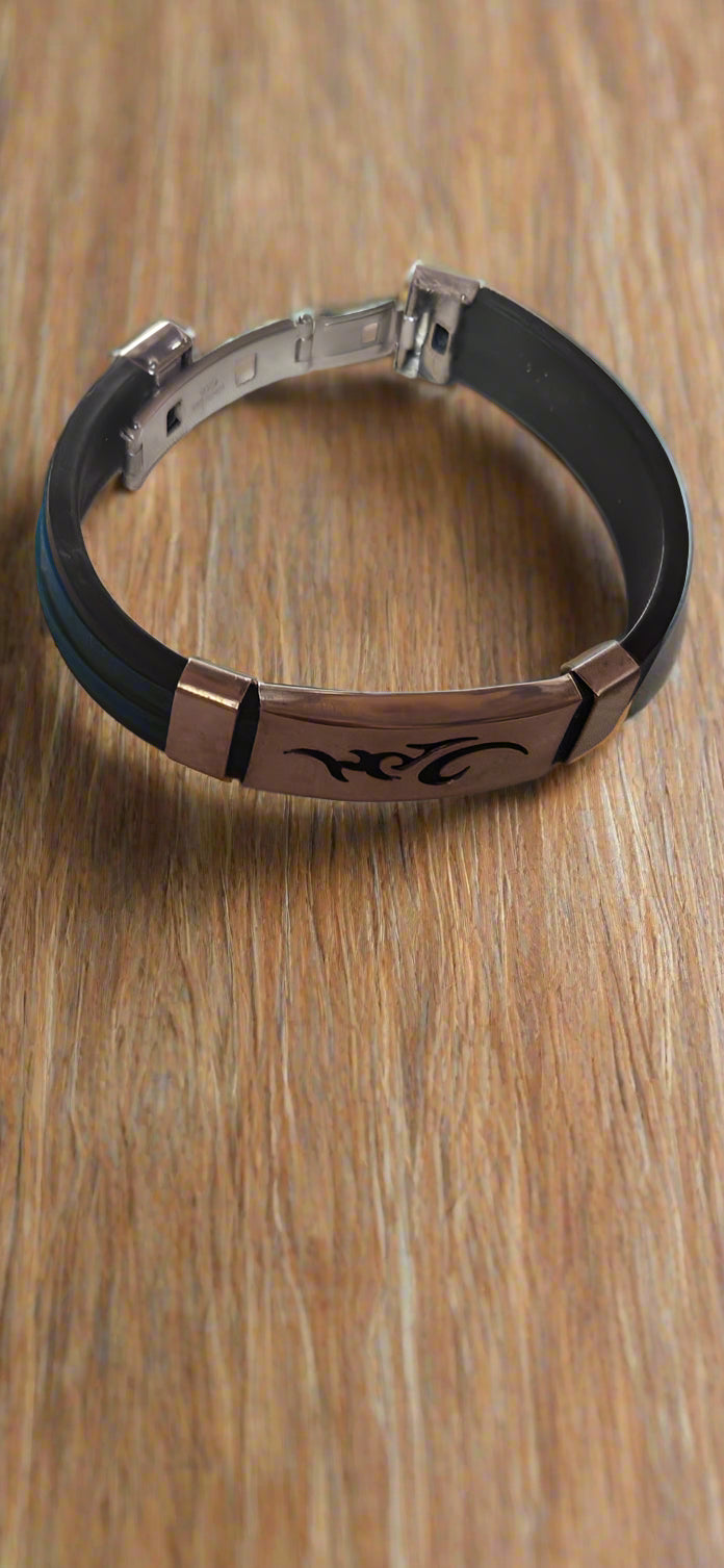 BRACELET WITH DESIGNED METAL CLASP