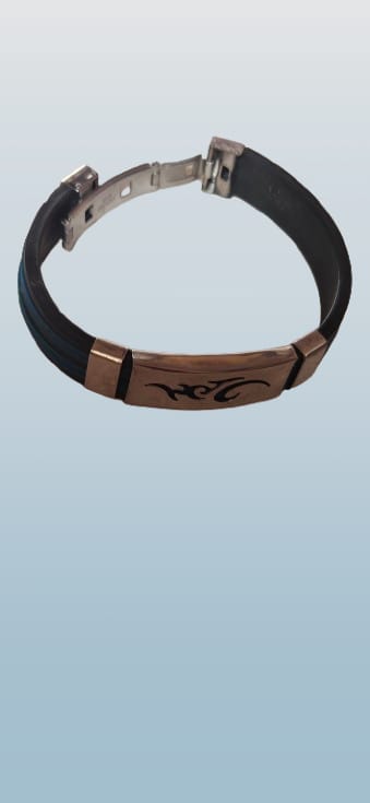 BRACELET WITH DESIGNED METAL CLASP